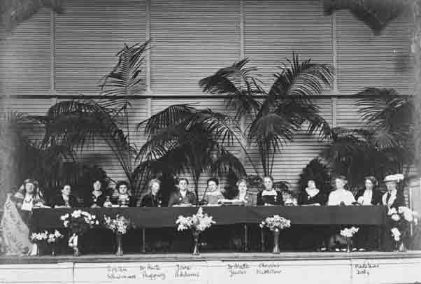 Foto van het podium tijdens het Internationaal Congres van Vrouwen, Den Haag 1915.