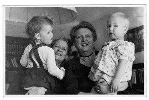 Gezina van der Molen (tweede van rechts) met petekind Gea en haar partner Mies Nolte met nicht Marianne Nolte, 1949. (IJmuider Courant, 28-10-2014)